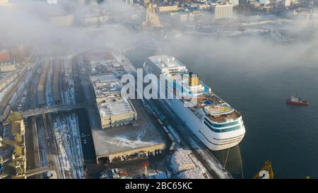 Wladiwostok, Russland - 16. Dezember 2019: Passagierliner Costa neoRomantica steht am Pier der Seestation von Wladiwostok. Stockfoto