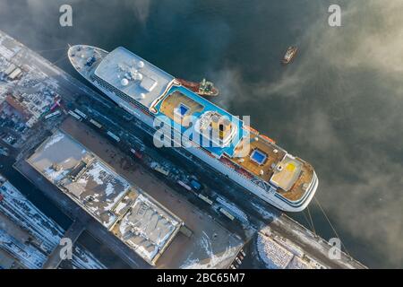 Wladiwostok, Russland - 16. Dezember 2019: Passagierliner Costa neoRomantica steht am Pier der Seestation von Wladiwostok. Stockfoto