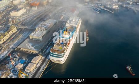 Wladiwostok, Russland - 16. Dezember 2019: Passagierliner Costa neoRomantica steht am Pier der Seestation von Wladiwostok. Stockfoto