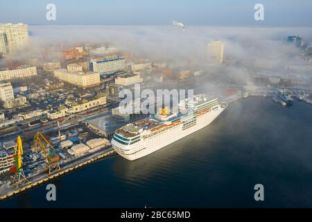 Wladiwostok, Russland - 16. Dezember 2019: Passagierliner Costa neoRomantica steht am Pier der Seestation von Wladiwostok. Stockfoto