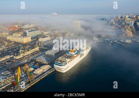 Wladiwostok, Russland - 16. Dezember 2019: Passagierliner Costa neoRomantica steht am Pier der Seestation von Wladiwostok. Stockfoto