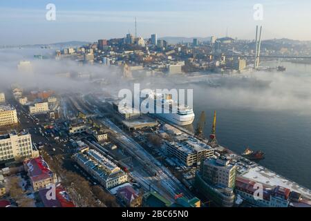 Wladiwostok, Russland - 16. Dezember 2019: Passagierliner Costa neoRomantica steht am Pier der Seestation von Wladiwostok. Stockfoto