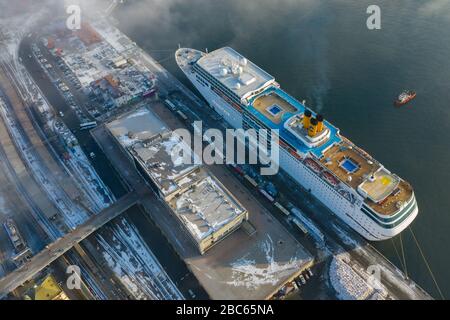 Wladiwostok, Russland - 16. Dezember 2019: Passagierliner Costa neoRomantica steht am Pier der Seestation von Wladiwostok. Stockfoto