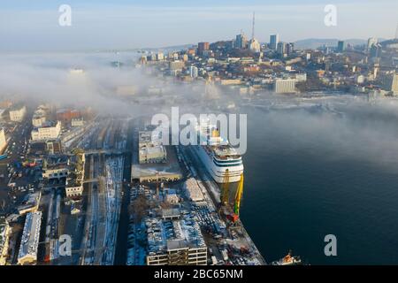 Wladiwostok, Russland - 16. Dezember 2019: Passagierliner Costa neoRomantica steht am Pier der Seestation von Wladiwostok. Stockfoto