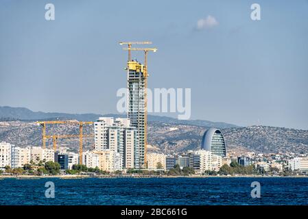 Küste von Limassol, Zypern mit mehreren Baustellen Stockfoto