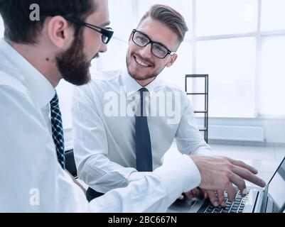 Lächelnd Mitarbeiter am Schreibtisch im Büro Stockfoto