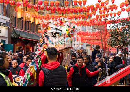 Chinesischer Löwe-/Drachentanz bei Neujahrsfeiern 2020 in Chinatown, London. Stockfoto