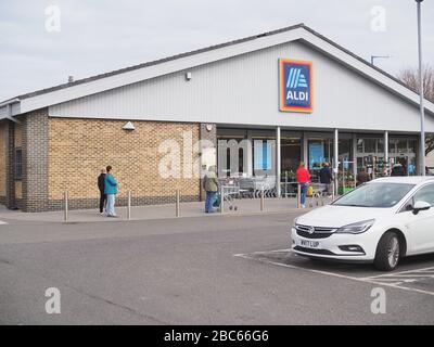 Sheerness, Kent, Großbritannien. April 2020. Bilder von sozialen Distanzen in Supermärkten in Sheerness, Kent. Kredit: James Bell/Alamy Live News Stockfoto