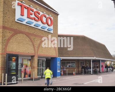 Sheerness, Kent, Großbritannien. April 2020. Bilder von sozialen Distanzen in Supermärkten in Sheerness, Kent. Kredit: James Bell/Alamy Live News Stockfoto