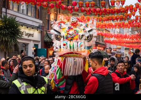 Chinesischer Löwe-/Drachentanz bei Neujahrsfeiern 2020 in Chinatown, London. Stockfoto