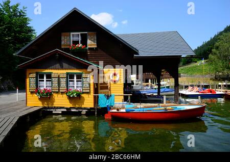 Lunz am See, Österreich, buntes Heim und Boote am Lunzer See Stockfoto