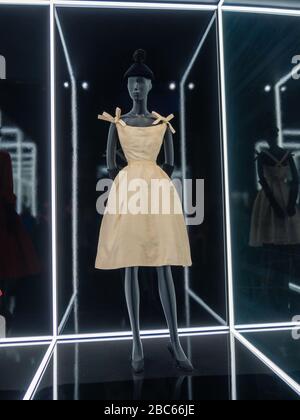 Kleid des französischen Designers Christian Dior in London Stockfoto