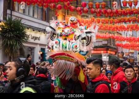 Chinesischer Löwe-/Drachentanz bei Neujahrsfeiern 2020 in Chinatown, London. Stockfoto