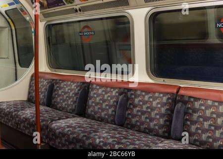 Leere Sitze im Zugwagen der London Underground Stockfoto