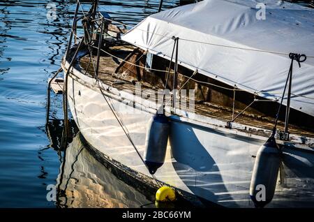 Blick auf den alten Hafen - Angeln, Fischerboote und Blick auf das Meer Stockfoto