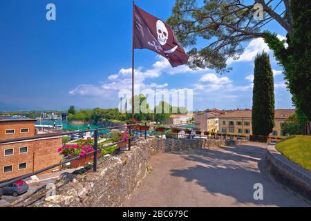 Peschiera del Garda mit farbenfrohem Blick auf das Wasser und die Architektur, Lago di Garda, Region Veneto in Italien Stockfoto