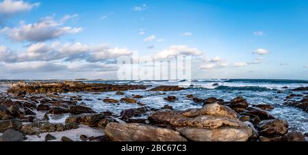 Südafrika, Cape St Francis, Sun Going Down, über den Indischen Ozean und die Wellen schlagen auf den Rocks. Stockfoto