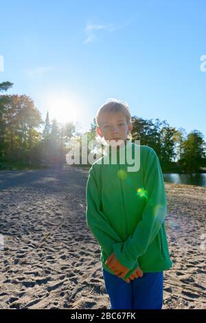 Junger gutaussehender Junge in der Nähe des Sees am Park Stockfoto