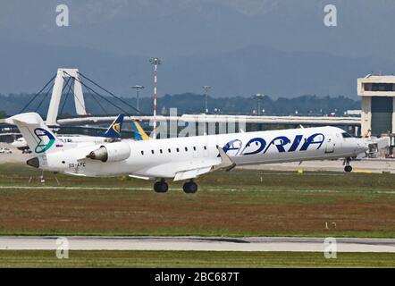 S5-AFC Adria Airways (Slowenien) Bombardier CRJ-900 fotografiert am Flughafen Malpensa, Mailand, Italien Stockfoto