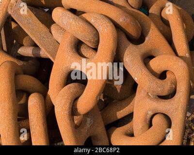 Rostige Kette, Teil einer Angelausrüstung im Hafen von Gilleleje. Dänemark. Stockfoto