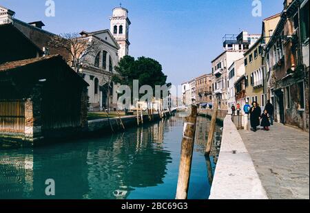 Dorsoduro Blick entlang der Fondamenta Nani mit der Chiesa dei Santi Gervasio e Protasio mit dem Rio de S. Trovaso Kanal, (gescanntes Bild) Venedig. Stockfoto