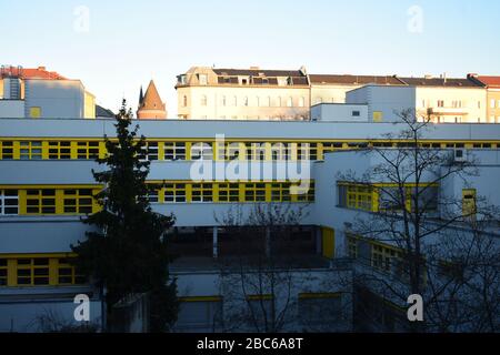 Modernes weißes Gebäude mit gelben Fenstern in Kreuzberg Berlin Stockfoto