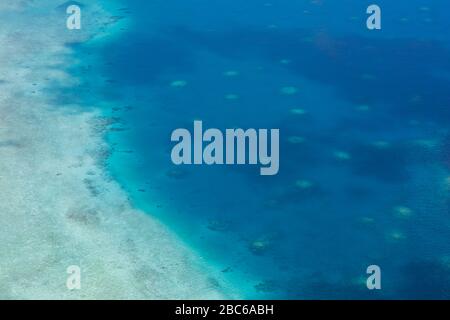 Luftaufnahme von wunderschönen Paradies Malediven tropischen Strand auf der Insel. Sommer- und Reiseurlaubskonzept. Exotisches Reiseziel Hintergrund, Koralle Stockfoto