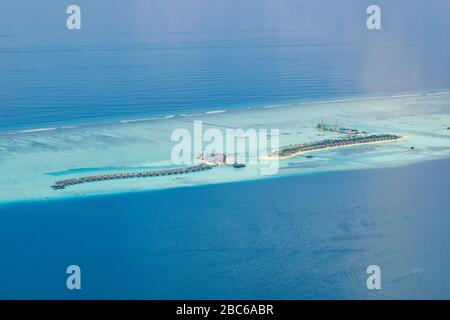 Luftaufnahme der Malediven Insel. Luxuriöse Wasser- und Strandvillen, Bungalows mit herrlicher Natur, Meereslandschaft. Luxusreisen und Urlaub Stockfoto