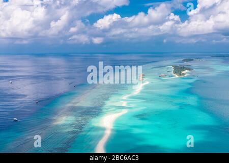 Luftaufnahme der Malediven Insel. Luxuriöse Wasser- und Strandvillen, Bungalows mit herrlicher Natur, Meereslandschaft. Luxusreisen und Urlaub Stockfoto