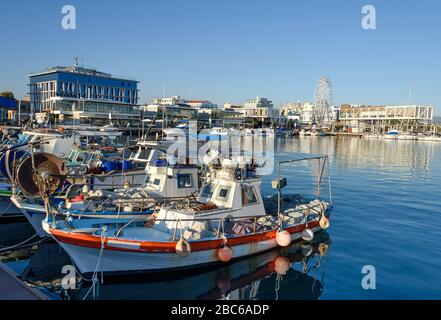 Fischerboote am Hafen in Zypern Stockfoto