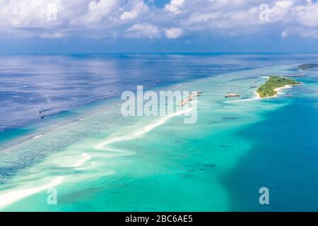 Luftaufnahme der Malediven Insel. Luxuriöse Wasser- und Strandvillen, Bungalows mit herrlicher Natur, Meereslandschaft. Luxusreisen und Urlaub Stockfoto