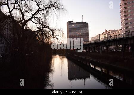 Sonnenuntergang am Spreeufer in Kreuzberg Berlin Stockfoto