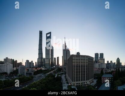 Shanghai, China - Jul 18, 2018: Luftaufnahme von Lujiazui, Shanghai, bei Sonnenuntergang Stockfoto