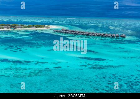 Luftaufnahme der Malediven Insel. Luxuriöse Wasser- und Strandvillen, Bungalows mit herrlicher Natur, Meereslandschaft. Luxusreisen und Urlaub Stockfoto