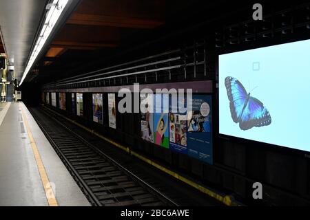 Wien, Österreich. April 2020. Bereits die dritte Woche der Ausreisebeschränkungen in Österreich. Leere U-Bahn-Stationen in Wien. Kredit: Franz Perc/Alamy Live News Stockfoto