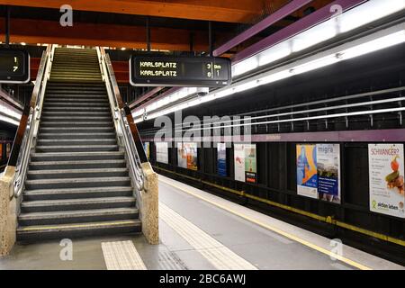 Wien, Österreich. April 2020. Bereits die dritte Woche der Ausreisebeschränkungen in Österreich. Leere U-Bahn-Stationen in Wien. Kredit: Franz Perc/Alamy Live News Stockfoto