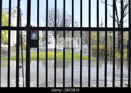 Wien, Österreich. April 2020. Bereits die dritte Woche der Ausreisebeschränkungen in Österreich. Geschlossene öffentliche Parks in Wien. Kredit: Franz Perc/Alamy Live News Stockfoto