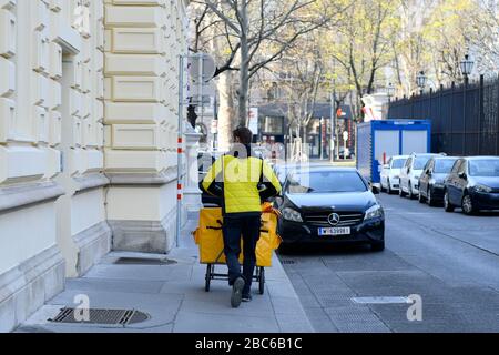 Wien, Österreich. April 2020. Bereits die dritte Woche der Ausreisebeschränkungen in Österreich. Die Post arbeitet noch. Kredit: Franz Perc/Alamy Live News Stockfoto