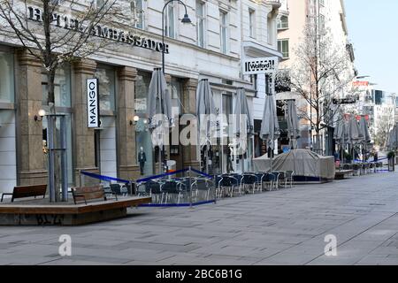 Wien, Österreich. April 2020. Bereits die dritte Woche der Ausreisebeschränkungen in Österreich. Die beliebte Fußgängerzone Kärntnerstraße ist menschenleer. Kredit: Franz Perc/Alamy Live News Stockfoto