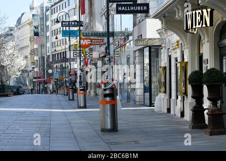 Wien, Österreich. April 2020. Bereits die dritte Woche der Ausreisebeschränkungen in Österreich. Die beliebte Fußgängerzone Kärntnerstraße ist menschenleer. Kredit: Franz Perc/Alamy Live News Stockfoto