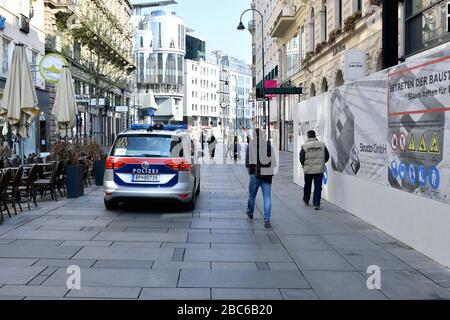 Wien, Österreich. April 2020. Bereits die dritte Woche der Ausreisebeschränkungen in Österreich. Polizeikontrolle in der Kärntnerstraße. Kredit: Franz Perc/Alamy Live News Stockfoto