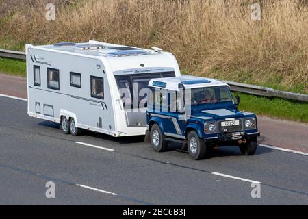 2001 Blue Land Rover Defender 90 TD5 Schleppen Buccaneer Clipper Caravan; Touring Caravans und Reisemobile, Wohnmobil, Wohnmobil, Wohnmobil, Urlaub, Familienurlaub, Caravan Urlaub, Leben auf der Straße, swb Stockfoto