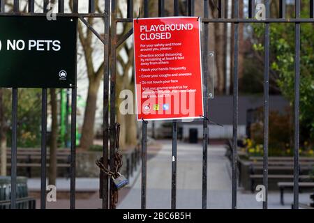 New York, New York, 2. April 2020. Ein rotes Schild an einem geschlossenen und gesperrten Spielplatz der NYC Parks... WEITERE INFORMATIONEN ZUR VOLLSTÄNDIGEN BESCHRIFTUNG FINDEN SIE UNTER Stockfoto
