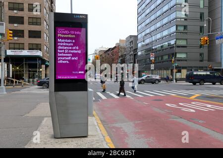 New York, New York, 2. April 2020. Blick nach Osten von der Nordwestecke der Third Ave und East 14th St... WEITERE INFORMATIONEN ZUR VOLLSTÄNDIGEN BESCHRIFTUNG FINDEN SIE UNTER Stockfoto