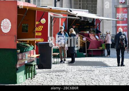 Wien, Österreich. April 2020. Bereits die dritte Woche der Ausreisebeschränkungen in Österreich. Die Lebensmittelmärkte sind noch offen. Kredit: Franz Perc/Alamy Live News Stockfoto