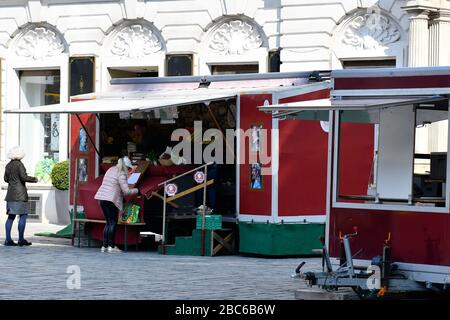 Wien, Österreich. April 2020. Bereits die dritte Woche der Ausreisebeschränkungen in Österreich. Die Lebensmittelmärkte sind noch offen. Kredit: Franz Perc/Alamy Live News Stockfoto