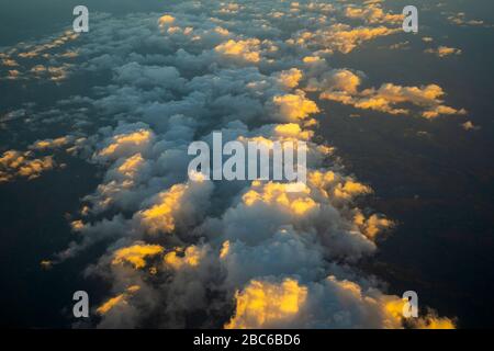 Schöne Wolkenlandschaft in der Abenddämmerung von oben über dem Golf von Akaba Stockfoto