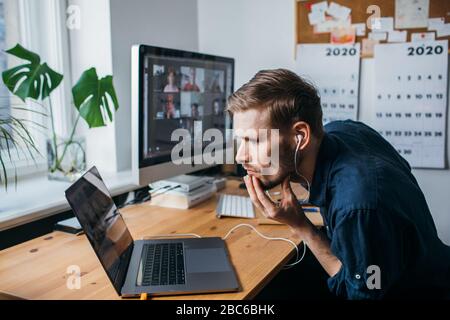 Mann, der Videokonferenzanrufe über den Computer führt. Home Office. Bleiben Sie zu Hause und arbeiten von zu Hause Konzept während Coronavirus Pandemie Stockfoto