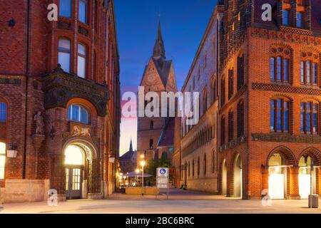 Hannover, Deutschland. Stadtbild der Hannoveraner Altstadt mit der Marktkirche St. Georg und Jakob in der Dämmerung. Stockfoto