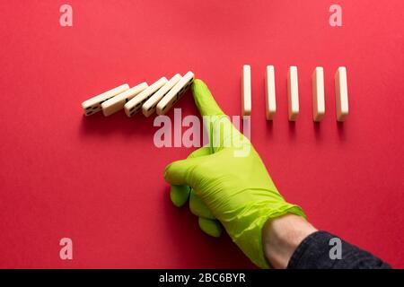 Physische Distanzierung. Die Vermeidung von engem Kontakt ist der Schlüssel zur Verlangsamung von Coronavirus Covid-19. Konzept der sozialen Distanzierung. Domino-Effekt. Stockfoto